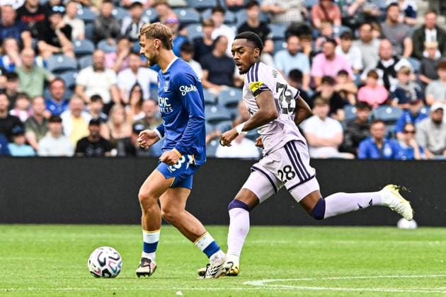 Newcastle United v Everton Pre-Season Friendly Joe Willock of Newcastle United and Kiernan Dewsbury-Hall of Everton during the Pre-Season Friendly match at Scottish Gas Murrayfield Stadium, Edinburgh 12 08 2026 UK Newspapers OUT Copyright: xJamiexJohnstonx FIL-23757-0300