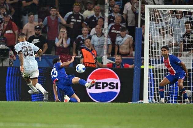 IPA87427437 - Joao Gomes (Aston Villa F.C.) during the 2026 UEFA Super Cup match between Paris Saint-Germain F.C. and Aston Villa F.C. on August 12, 2026, at the Salzburg Stadion in Salzburg, Austria  Copyright: xVincenzoxOrlando IPAxSportx xx 87427437