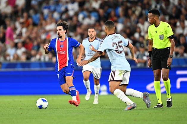 PSG v Aston Villa - UEFA Super Cup SALZBURG, AUSTRIA - AUGUST 12: Vitor Machado Ferreira (L) of PSG in action against Joao Gomes (35) of Aston Villa during UEFA Super Cup football match between PSG and Aston Villa at Red Bull Arena (Stadion Salzburg) in Salzburg, Austria on August 12, 2026. Isa Terli Anadolu Salzburg Austria. Editorial use only. Please get in touch for any other usage.  Copyright: x2026xAnadoluxIsaxTerlix