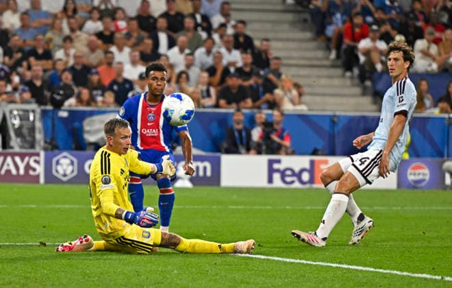 12.08.2026, Fussball UEFA-Supercup 2026: Finale in Salzburg (Österreich), Paris St. Germain - Aston Villa, in der Red Bull Arena (Wals bei Salzburg). Desire Doue (FC Paris Saint-Germain) trifft zum 2:1 gegen Torwart Marco Bizot (Aston Villa) ***DFL and DFB regulations prohibit any use of photographs as image sequences and or quasi-video.*** *** August 12, 2026, Soccer: 2026 UEFA Super Cup Final in Salzburg, Austria, Paris Saint-Germain vs. Aston Villa, at the Red Bull Arena in Wals near Salzburg; Desire Doue of Paris Saint-Germain scores a 2–1 goal against goalkeeper Marco Bizot of Aston Villa ***DFL and DFB regulations prohibit any use of photographs as image sequences and or quasi-video***
