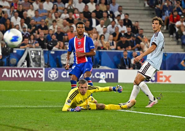 12.08.2026, Fussball UEFA-Supercup 2026: Finale in Salzburg (Österreich), Paris St. Germain - Aston Villa, in der Red Bull Arena (Wals bei Salzburg). Desire Doue (FC Paris Saint-Germain) trifft zum 2:1 gegen Torwart Marco Bizot (Aston Villa) ***DFL and DFB regulations prohibit any use of photographs as image sequences and or quasi-video.*** *** August 12, 2026, Soccer: 2026 UEFA Super Cup Final in Salzburg, Austria, Paris Saint-Germain vs. Aston Villa, at the Red Bull Arena in Wals near Salzburg; Desire Doue of Paris Saint-Germain scores a 2–1 goal against goalkeeper Marco Bizot of Aston Villa ***DFL and DFB regulations prohibit any use of photographs as image sequences and or quasi-video***