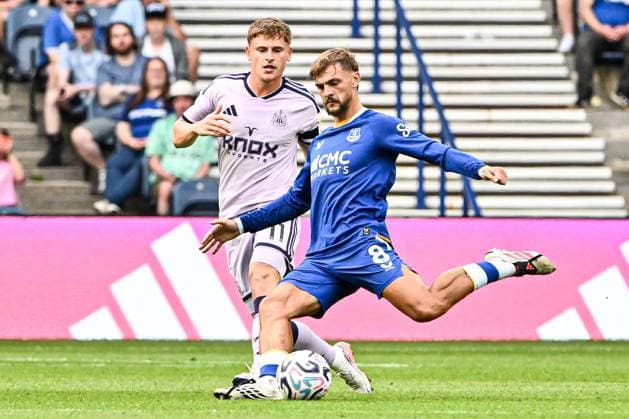 Newcastle United v Everton Pre-Season Friendly Harvey Barnes of Newcastle United and Kiernan Dewsbury-Hall of Everton during the Pre-Season Friendly match at Scottish Gas Murrayfield Stadium, Edinburgh 12 08 2026 UK Newspapers OUT Copyright: xJamiexJohnstonx FIL-23757-0313