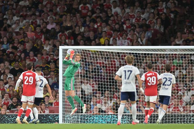 Jean Butez of Como makes an important save in the second half during the Pre-season Friendly match between Arsenal and Como at the Emirates Stadium, London, England on 12 August 2026. Copyright: xPhilxHutchinsonx 45340041