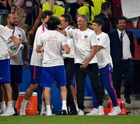 12.08.2026, Fussball UEFA-Supercup 2026: Finale in Salzburg (Österreich), Paris St. Germain - Aston Villa, in der Red Bull Arena (Wals bei Salzburg). Trainer Luis Enrique (FC Paris Saint-Germain) jubelt. ***DFL and DFB regulations prohibit any use of photographs as image sequences and or quasi-video.*** *** August 12, 2026, Soccer: 2026 UEFA Super Cup Final in Salzburg, Austria; Paris Saint-Germain vs. Aston Villa at the Red Bull Arena in Wals near Salzburg; Paris Saint-Germain coach Luis Enrique celebrates ***DFL and DFB regulations prohibit any use of photographs as image sequences and or quasi-video***
