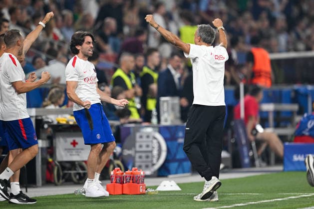 SOCCER - UEFA Super Cup, PSG vs Aston Villa SALZBURG,AUSTRIA,12.AUG.26 - SOCCER - UEFA Super Cup, Paris Saint-Germain vs Aston Villa FC. Image shows the rejoicing of assistant coach Rafel Pol Cabanellas (PSG) and head coach Luis Enrique (PSG).  GEPAxpictures xDanielxSchoenherr