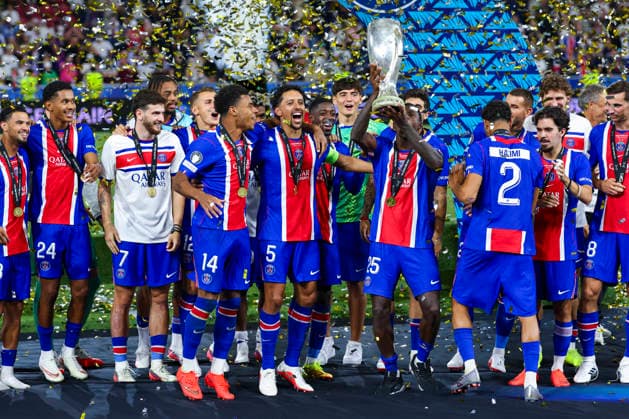 SOCCER - UEFA Super Cup, PSG vs Aston Villa SALZBURG,AUSTRIA,12.AUG.26 - SOCCER - UEFA Super Cup, Paris Saint-Germain vs Aston Villa FC. Image shows Desire Doue, Marquinhos and Nuno Mendes (PSG) with the trophy.  GEPAxpictures xDavidxGeieregger