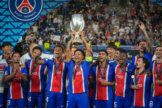 Fussball: Österreich: UEFA Super Cup 2026 - Finale, 12.08.2026 - Paris Saint-Germain (PSG, Frankreich) vs. Aston Villa FC (England) - Stadion Salzburg (Salzburg, Österreich); Siegerehrung, Pokalübergabe, Jubel und Freude der Spieler von Paris Saint-Germain, emotionale Feierlichkeiten mit Konfetti nach dem Gewinn des UEFA Super Cup 2026. Marquinhos mit Pokal, Trophäe in der Hand *** Soccer Austria UEFA Super Cup 2026 Final, August 12, 2026 Paris Saint-Germain (PSG), France vs. Aston Villa FC, England Salzburg Stadium, Salzburg, Austria Award Ceremony, Trophy Presentation, Cheers and joy from the Paris Saint-Germain players, emotional celebrations with confetti after winning the 2026 UEFA Super Cup; Marquinhos holding the trophy Copyright: xLukasxBierederx