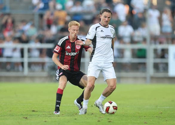 12.08.2026, Fussball Testspiel, FSV Frankfurt - Eintracht Frankfurt, v.l., Hugo Larsson (Eintracht Frankfurt), Cas Peters (FSV Frankfurt) DFL DFB REGULATIONS PROHIBIT ANY USE OF PHOTOGRAPHS AS IMAGE SEQUENCES AND OR QUASI-VIDEO. xdcx *** August 12, 2026, Soccer friendly match, FSV Frankfurt vs. Eintracht Frankfurt, from left: Hugo Larsson (Eintracht Frankfurt), Cas Peters (FSV Frankfurt). DFL and DFB regulations prohibit any use of photographs as image sequences and or quasi-video. xdcx Copyright: HMBxMedia Claus