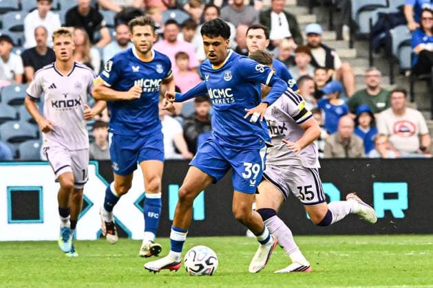 Newcastle United v Everton Pre-Season Friendly Dylan Charlton of Newcastle United and Adam Aznou of Everton during the Pre-Season Friendly match at Scottish Gas Murrayfield Stadium, Edinburgh 12 08 2026 UK Newspapers OUT Copyright: xJamiexJohnstonx FIL-23757-0352