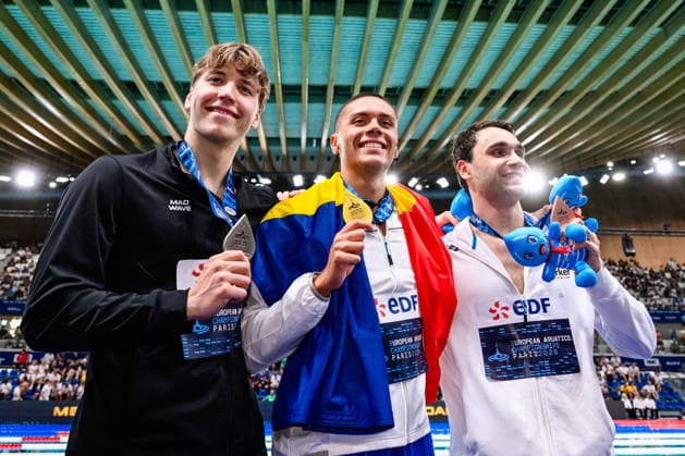 Egor Kornev Neutral Athlete B, silver, David Popovici of Romania, gold, Kristof Milak of Hungary, bronze show the medals after competing in the 100m Freestyle Men Final during the European Aquatics Championships at the Olympic Aquatic Center in Paris (France), August 12, 2026. Andrea Staccioli Deepbluemedia Insidefoto