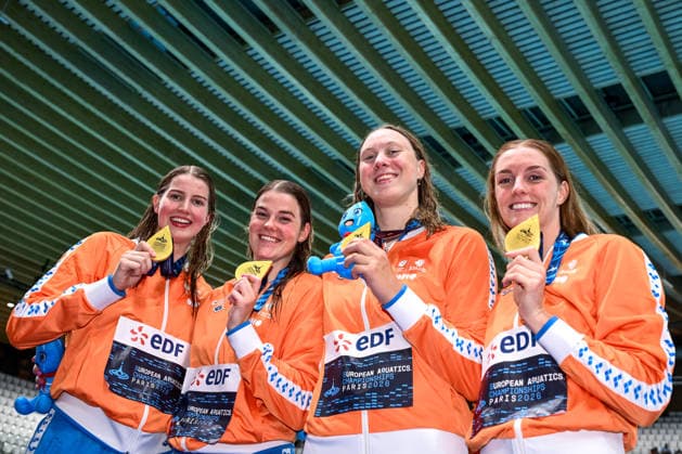 Athletes of team The Netherlands show the gold medal after competing in the swimming 4x100m Freestyle Relay Women Final during the European Aquatics Championships at the Olympic Aquatic Center in Paris (France), August 12, 2026. Andrea Staccioli Deepbluemedia Insidefoto
