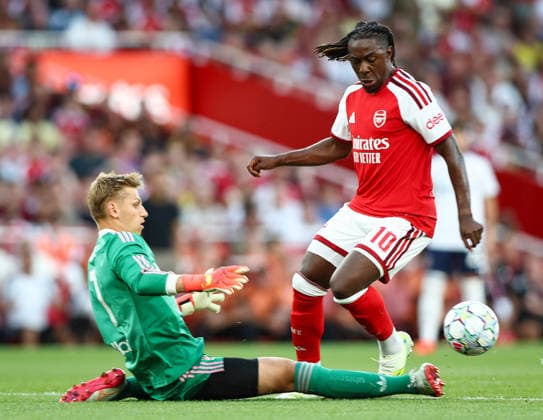 Arsenal v Como, Pre-Season Friendly Jean Butez of Como tackles Eberechi Eze of Arsenal during the Arsenal v Como Pre-Season Friendly match at the Emirates Stadium, London, England on 12 August 2026 Credit: Ian Stephen Every Second Media Editorial use only. All images are copyright Every Second Media Limited. No images may be reproduced without prior permission. Copyright: xIMAGO EveryxSecondxMediax ESM-2089-0085 IanxStephenx xEveryxSecondxMediax