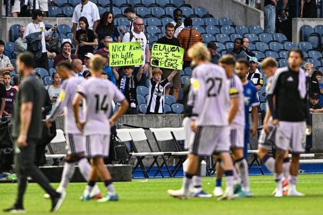 Newcastle United v Everton Pre-Season Friendly Fans of Newcastle United with signs asking for Nick Woltemade and Anthony Elanga™s shirts during the Pre-Season Friendly match at Scottish Gas Murrayfield Stadium, Edinburgh 12 08 2026 UK Newspapers OUT Copyright: xJamiexJohnstonx FIL-23757-0380