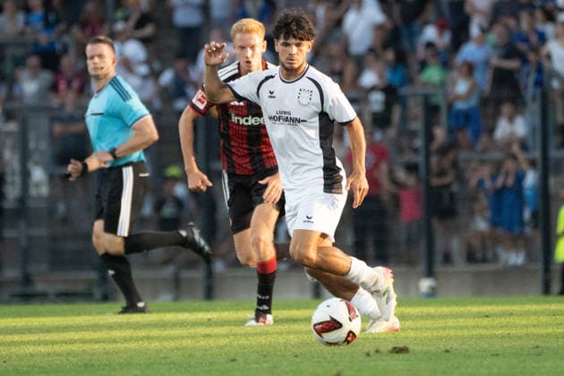 12.08.2026, xhfmx, Fussball Testspiel, FSV Frankfurt - Eintracht Frankfurt v.l. Hugo Larsson (Eintracht Frankfurt, 16), Elias Breir (FSV Frankfurt) (DFL DFB REGULATIONS PROHIBIT ANY USE OF PHOTOGRAPHS as IMAGE SEQUENCES and or QUASI-VIDEO) Frankfurt am Main *** August 12, 2026, xhfmx, soccer exhibition match, FSV Frankfurt vs. Eintracht Frankfurt, featuring Hugo Larsson (Eintracht Frankfurt), 16, Elias Breir (FSV Frankfurt). DFL and DFB regulations prohibit any use of photographs as image sequences and or quasi-video. Frankfurt am Main
