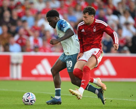 Nottingham Forest v Bayer 04 Leverkusen - Pre-Season Friendly Neco Williams of Nottingham Forest puts pressure on Ernest Poku of Bayer Leverkusen during a pre-season friendly match between Nottingham Forest and Bayer Leverkusen at the City Ground in Nottingham, United Kingdom. Nottingham Nottinghamshire United Kingdom  Copyright: xMIxNewsx originalFilename:fletcher-nottingh260812_nptmf.jpg