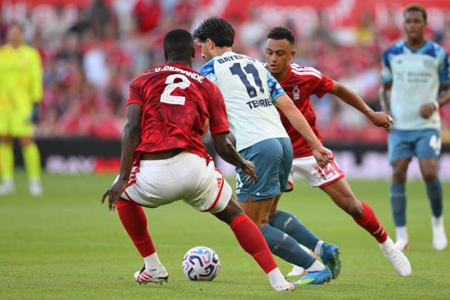Nottingham Forest v Bayer 04 Leverkusen - Pre-Season Friendly Nottingham Forest s Ousmane Diomande and Dan Ndoye challenge Bayer Leverkusen s Martin Terrier during a pre-season friendly match between Nottingham Forest and Bayer Leverkusen at the City Ground in Nottingham, United Kingdom. Nottingham Nottinghamshire United Kingdom  Copyright: xMIxNewsx originalFilename:fletcher-nottingh260812_npznF.jpg
