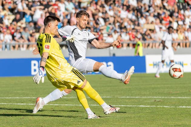 Testspiel: FSV Frankfurt - Eintracht Frankfurt, 12.08.2026 Michael Zetterer (Eintracht Frankfurt 23) schlägt den bal lvor Amar Suljic (FSV Frankfurt 14) weg, FSV Frankfurt - Eintracht Frankfurt, Frankfurt, BBBank Arena, 12.8.2026 *** Friendly Match: FSV Frankfurt vs. Eintracht Frankfurt, August 12, 2026. Michael Zetterer (Eintracht Frankfurt, No. 23) beats Amar Suljic (FSV Frankfurt, No. 14) to the ball. FSV Frankfurt vs. Eintracht Frankfurt, Frankfurt, BBBank Arena, August 12, 2026 Copyright: xBEAUTIFULxSPORTS Gawlikx