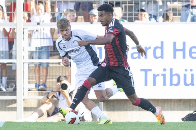 Testspiel: FSV Frankfurt - Eintracht Frankfurt, 12.08.2026 Ansgar Knauff (Eintracht Frankfurt 7) am Ball & Dwayn Meene (FSV Frankfurt 27), FSV Frankfurt - Eintracht Frankfurt, Frankfurt, BBBank Arena, 12.8.2026 *** Friendly Match: FSV Frankfurt vs. Eintracht Frankfurt, August 12, 2026; Ansgar Knauff (Eintracht Frankfurt) 7, Dwayn Meene (FSV Frankfurt) 27; FSV Frankfurt vs. Eintracht Frankfurt, Frankfurt, BBBank Arena, August 12, 2026 Copyright: xBEAUTIFULxSPORTS Gawlikx