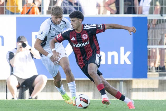 Testspiel: FSV Frankfurt - Eintracht Frankfurt, 12.08.2026 Ayoube Amaimouni-Echghouyab (Eintracht Frankfurt 29) am Ball & Dwayn Meene (FSV Frankfurt 27), FSV Frankfurt - Eintracht Frankfurt, Frankfurt, BBBank Arena, 12.8.2026 *** Friendly Match: FSV Frankfurt vs. Eintracht Frankfurt, August 12, 2026; Ayoube Amaimouni Echghouyab (Eintracht Frankfurt) 29 with the ball; Dwayn Meene (FSV Frankfurt) 27, FSV Frankfurt vs. Eintracht Frankfurt, Frankfurt, BBBank Arena, August 12, 2026 Copyright: xBEAUTIFULxSPORTS Gawlikx