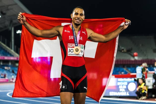 European Athletics Championships; Birmingham, 12.08.2026 BIRMINGHAM, UNITED KINGDOM - AUGUST 12: Jason Joseph (Switzerland) with the gold medal and Swiss flag after the victory in the mens 110 m hurdles on August 12, 2026 in Birmingham, United Kingdom. *** European Athletics Championships, Birmingham, August 12, 2026 BIRMINGHAM, UNITED KINGDOM AUGUST 12 Jason Joseph of Switzerland holds the gold medal and the Swiss flag after winning the men s 110-meter hurdles on August 12, 2026, in Birmingham, United Kingdom Copyright: xBEAUTIFULxSPORTS UlfxSchillerx