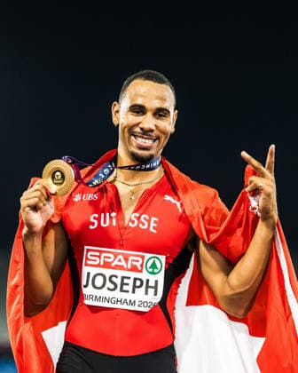 European Athletics Championships; Birmingham, 12.08.2026 BIRMINGHAM, UNITED KINGDOM - AUGUST 12: Jason Joseph (Switzerland) poses with flag and gold medal after his victory in the mens 110 m hurdles at the European Athletics Championships on August 12, 2026 in Birmingham, United Kingdom. *** European Athletics Championships, Birmingham, August 12, 2026 BIRMINGHAM, UNITED KINGDOM, AUGUST 12—Jason Joseph of Switzerland poses with the flag and his gold medal after his victory in the men’s 110-meter hurdles at the European Athletics Championships on August 12, 2026, in Birmingham, United Kingdom Copyright: xBEAUTIFULxSPORTS UlfxSchillerx