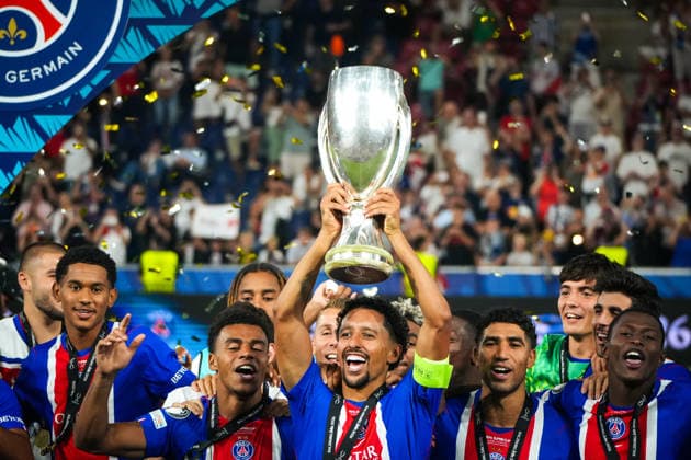 Fussball: Österreich: UEFA Super Cup 2026 - Finale, 12.08.2026 - Paris Saint-Germain (PSG - Frankreich) vs. Aston Villa FC (England) - Stadion Salzburg (Salzburg, Österreich); Marquinhos (Paris Saint Germain) - stemmt die Trophäe in die Höhe - Pokalzeremonie - Siegerteam, Supercupsieger *** Soccer Austria 2026 UEFA Super Cup Final, August 12, 2026 Paris Saint-Germain (PSG) France vs. Aston Villa FC England Salzburg Stadium, Salzburg, Austria Marquinhos of Paris Saint-Germain hoists the trophy Trophy presentation for the winning team, Super Cup champion Copyright: xLukasxBierederx