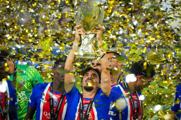 Fussball: Österreich: UEFA Super Cup 2026 - Finale, 12.08.2026 - Paris Saint-Germain (PSG - Frankreich) vs. Aston Villa FC (England) - Stadion Salzburg (Salzburg, Österreich); Vitinha (Paris Saint Germain) stemmt die Trophäe in die Höhe - Pokalzeremonie - Siegerteam, Supercupsieger *** Soccer Austria 2026 UEFA Super Cup Final, August 12, 2026 Paris Saint-Germain (PSG) France vs. Aston Villa FC England Salzburg Stadium, Salzburg, Austria Vitinha of Paris Saint-Germain hoists the trophy Trophy presentation for the winning team, Super Cup champions Copyright: xLukasxBierederx