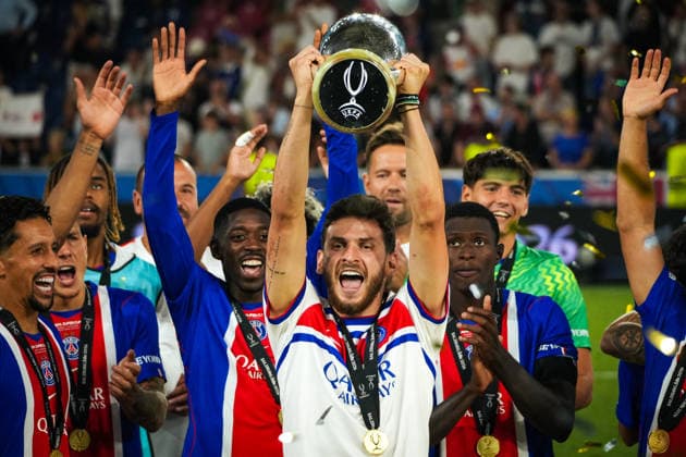 Fussball: Österreich: UEFA Super Cup 2026 - Finale, 12.08.2026 - Paris Saint-Germain (PSG - Frankreich) vs. Aston Villa FC (England) - Stadion Salzburg (Salzburg, Österreich); Khvicha Kvaratskhelia (Paris Saint Germain)stemmt die Trophäe in die Höhe - Pokalzeremonie - Siegerteam, Supercupsieger *** Soccer Austria 2026 UEFA Super Cup Final, August 12, 2026 Paris Saint-Germain (PSG), France vs. Aston Villa FC, England, Salzburg Stadium, Salzburg, Austria Khvicha Kvaratskhelia of Paris Saint-Germain hoists the trophy, trophy presentation, winning team, Super Cup champion Copyright: xLukasxBierederx