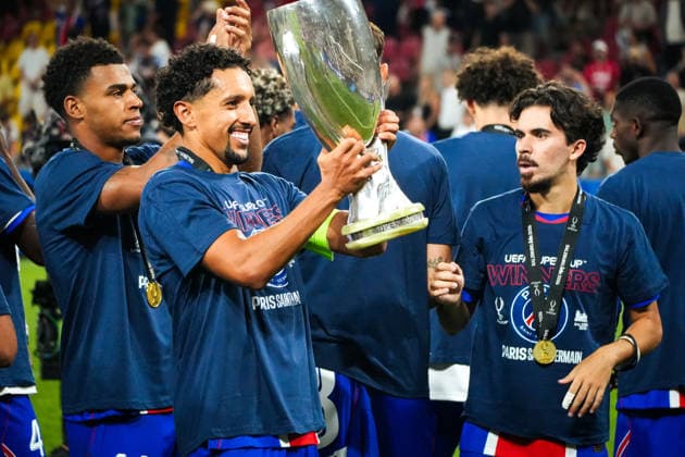 Fussball: Österreich: UEFA Super Cup 2026 - Finale, 12.08.2026 - Paris Saint-Germain (PSG - Frankreich) vs. Aston Villa FC (England) - Stadion Salzburg (Salzburg, Österreich); Marquinhos (Paris Saint Germain) stemmt die Trophäe in die Höhe - Pokalzeremonie - Siegerteam, Supercupsieger *** Soccer Austria 2026 UEFA Super Cup Final, August 12, 2026 Paris Saint-Germain (PSG) France vs. Aston Villa FC England Salzburg Stadium, Salzburg, Austria Marquinhos of Paris Saint-Germain hoists the trophy Trophy presentation for the winning team, Super Cup champions Copyright: xLukasxBierederx