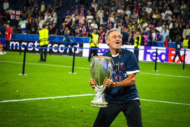Fussball: Österreich: UEFA Super Cup 2026 - Finale, 12.08.2026 - Paris Saint-Germain (PSG - Frankreich) vs. Aston Villa FC (England) - Stadion Salzburg (Salzburg, Österreich); Luis Enrique (Trainer Paris Saint Germain) stemmt die Trophäe in die Höhe - Pokalzeremonie - Siegerteam, Supercupsieger *** Soccer Austria 2026 UEFA Super Cup Final, August 12, 2026 Paris Saint-Germain (PSG) France vs. Aston Villa FC England Salzburg Stadium, Salzburg, Austria Luis Enrique, coach of Paris Saint-Germain, hoists the trophy aloft Trophy presentation ceremony for the winning team, Super Cup champions Copyright: xLukasxBierederx