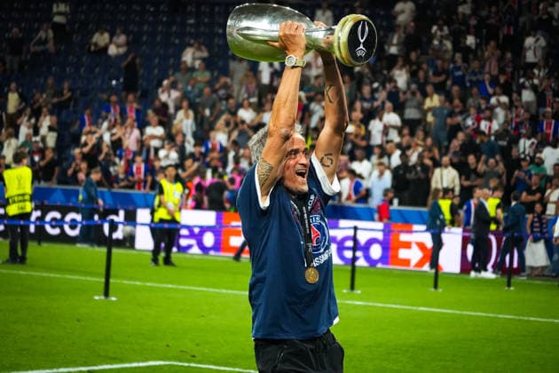 Fussball: Österreich: UEFA Super Cup 2026 - Finale, 12.08.2026 - Paris Saint-Germain (PSG - Frankreich) vs. Aston Villa FC (England) - Stadion Salzburg (Salzburg, Österreich); Luis Enrique (Trainer Paris Saint Germain) stemmt die Trophäe in die Höhe - Pokalzeremonie - Siegerteam, Supercupsieger *** Soccer Austria 2026 UEFA Super Cup Final, August 12, 2026 Paris Saint-Germain (PSG) France vs. Aston Villa FC England Salzburg Stadium, Salzburg, Austria Luis Enrique, coach of Paris Saint-Germain, hoists the trophy aloft Trophy presentation ceremony for the winning team, Super Cup champions Copyright: xLukasxBierederx