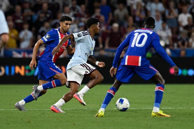 20260812 Paris Saint-Germain v Aston Villa - UEFA Super Cup Final 2026 SALZBURG, AUSTRIA - AUGUST 12: Achraf Hakimi of PSG and Ian Maatsen of Aston Villa during the UEFA Super Cup Final 2026 match between Paris Saint-Germain and Aston Villa at Stadion Salzburg on August 12, 2026 in Salzburg, Austria. Salzburg Stadion Salzburg Salzburg Austria *** 20260812 Paris Saint-Germain vs. Aston Villa, 2026 UEFA Super Cup Final, SALZBURG, AUSTRIA AUGUST 12 Achraf Hakimi of PSG and Ian Maatsen of Aston Villa during the 2026 UEFA Super Cup Final match between Paris Saint-Germain and Aston Villa at Stadion Salzburg on August 12, 2026, in Salzburg, Austria Salzburg Stadion Salzburg Salzburg Austria