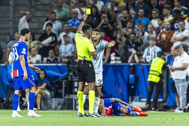 SALZBURG, AUSTRIA - AUGUST 12: Referee Omar Artan shows yellow card to João Gomes of of Aston Villa during the UEFA Super Cup 2026 match between Paris Saint-Germain and Aston Villa at Stadion Salzburg on August 12, 2026 in Salzburg, Austria. (Photo by Joao Bravo Sports Press Photo Getty Images)  Copyright: xSportsxPressxPhotox Sportspressphoto_SPR205177