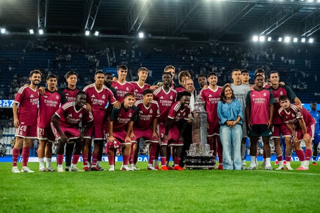 Real Madrid players with trophy seen during the friendly match between Deportivocla Coruna and Real Madrid friendly match (Marta Lopez Ball Raw Images) La Coruna ABANCA-RIAZOR Spain Copyright: xMartaxLopezx martalopez_PSGvAST_1026