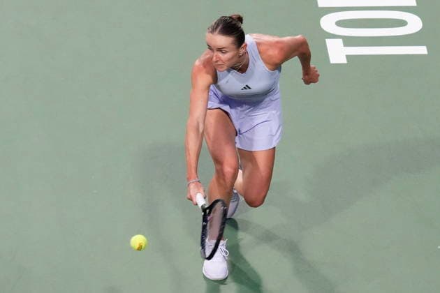 August 12, 2026, Toronto, On, CAN: Ukraine s Elina Svitolina reaches for a return from Poland s Iga Swiatek during National Bank Open tennis action in Toronto on Wednesday, August 12, 2026. Canada News - August 12, 2026  - ZUMAc35_ 20260812_zaf_c35_066 Copyright: xChrisxYoungx