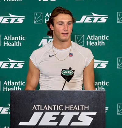 NFL, American Football Herren, USA 2026: NY Jets Training Camp AUG 12 New York Jets quarterback Cade Klubnik (10) during a press conference, PK, Pressekonferenz after joint practice with the Tampa Bay Buccaneers during training camp at the Atlantic Health Jets Training Center, Florham Park, New Jersey. Duncan Williams CSM (Credit Image: Duncan Williams Cal Media) Florham Park New Jersey United States EDITORIAL USE ONLY Copyright: xx ZUMA-20260812_zma_c04_075.jpg DuncanxWilliamsx csmphotothree510764