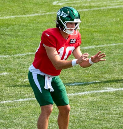 NFL, American Football Herren, USA 2026: NY Jets Training Camp AUG 12 New York Jets quarterback Cade Klubnik (10) participate during a joint practice with the Tampa Bay Buccaneers during training camp at the Atlantic Health Jets Training Center, Florham Park, New Jersey. Duncan Williams CSM (Credit Image: Duncan Williams Cal Media) Florham Park New Jersey United States EDITORIAL USE ONLY Copyright: xx ZUMA-20260812_zma_c04_069.jpg DuncanxWilliamsx csmphotothree510770