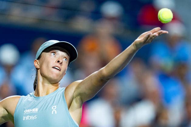 TORONTO, ON - AUGUST 12: Iga Swiatek of Poland serves the ball during her Semi-final match of the WTA, Tennis Damen National Bank Open tournament on August 12, 2026 at Sobeys Stadium in Toronto, ON, Canada (Photo by Julian Avram Icon Sportswire) TENNIS: AUG 12 National Bank Open EDITORIAL USE ONLY Icon2608120084