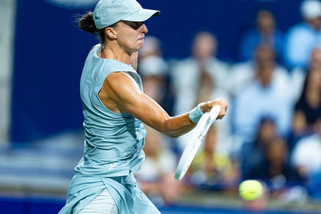 TORONTO, ON - AUGUST 12: Iga Swiatek of Poland returns a shot during her Semi-final match of the WTA, Tennis Damen National Bank Open tournament on August 12, 2026 at Sobeys Stadium in Toronto, ON, Canada (Photo by Julian Avram Icon Sportswire) TENNIS: AUG 12 National Bank Open EDITORIAL USE ONLY Icon2608120104