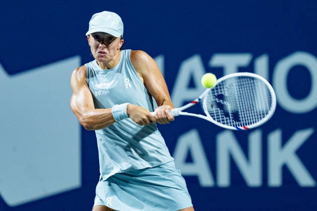 TORONTO, ON - AUGUST 12: Iga Swiatek of Poland returns a shot during her Semi-final match of the WTA, Tennis Damen National Bank Open tournament on August 12, 2026 at Sobeys Stadium in Toronto, ON, Canada (Photo by Julian Avram Icon Sportswire) TENNIS: AUG 12 National Bank Open EDITORIAL USE ONLY Icon2608120129