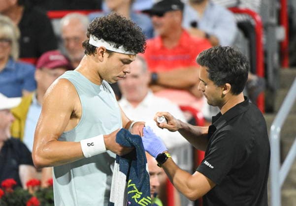 ATP, Tennis Herren Masters 1000 Canada semifinals Ben Shelton (L) of the United States receives treatment during a match against Learner Tien of the United States at the ATP Masters 1000 Canada semifinals in Montreal, Canada, 12 August 2026. MONTREAL QUEBEC Canada  Copyright: xGRAHAMxHUGHESx