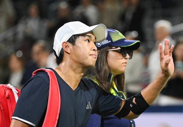 ATP, Tennis Herren Masters 1000 Canada semifinals Learner Tien (L) of the United States waves to fans following his loss to Ben Shelton of the United States at the ATP Masters 1000 Canada semifinals in Montreal, Canada, 12 August 2026. MONTREAL QUEBEC Canada  Copyright: xGRAHAMxHUGHESx