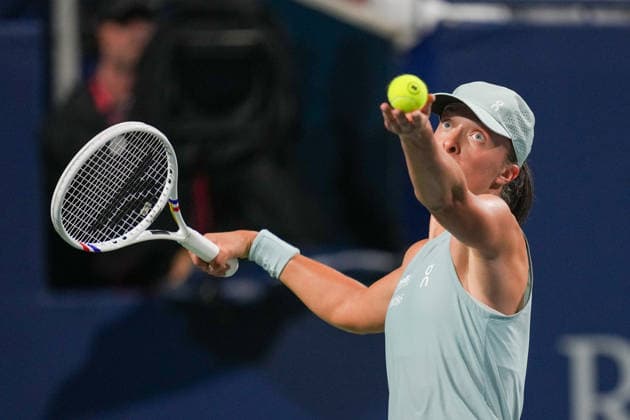 WTA, Tennis Damen Masters 1000 National Bank Open Toronto 2026 - Semifinals - Day 12 Iga ÅöwiÄÖtekof Poland serves during the Women™s Singles semifinal match against Elina Svitolina of Ukraine on day 12 of the WTA Masters 1000 National Bank Open at Sobeys Stadium on August 12, 2026, in Toronto, Canada. (Photo by Leonardo Ramirez Eyepix Group) Copyright: xLeonardoxRamirezx xEyepixxGroupx LR_12082026_10156