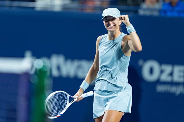 TORONTO, ON - AUGUST 12: Iga Swiatek of Poland celebrates after winning her Semi-final match of the WTA, Tennis Damen National Bank Open tournament on August 12, 2026 at Sobeys Stadium in Toronto, ON, Canada (Photo by Julian Avram Icon Sportswire) TENNIS: AUG 12 National Bank Open EDITORIAL USE ONLY Icon2608120238