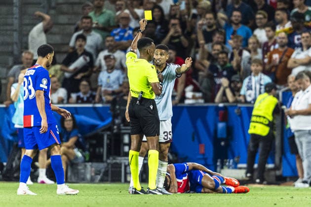 Referee Omar Artan shows yellow card to João Gomes of Aston Villa during the UEFA Super Cup Final match between Paris Saint-Germain and Aston Villa at Red Bull Arena, Salzburg, Wals-Siezenheim on August 12th,2026 (Photo by Joao Bravo Sports Press Photo)  Copyright: xJoaoxBravo SportsxPressxPhotox Sportspressphoto_SPR205297