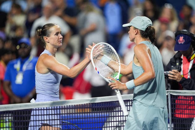 National Bank Open 2026 - Day 12 TORONTO, CANADA - AUGUST 12 : Iga Swiatek of Poland and Elina Svitolina of Ukraine shake hands after semi-finals round match during day 12 of WTA, Tennis Damen 1000 National Bank Open in Toronto, Ontario, Canada on August 12, 2026. Mert Alper Dervis Anadolu Ontario Canada. Editorial use only. Please get in touch for any other usage.  Copyright: x2026xAnadoluxMertxAlperxDervisx