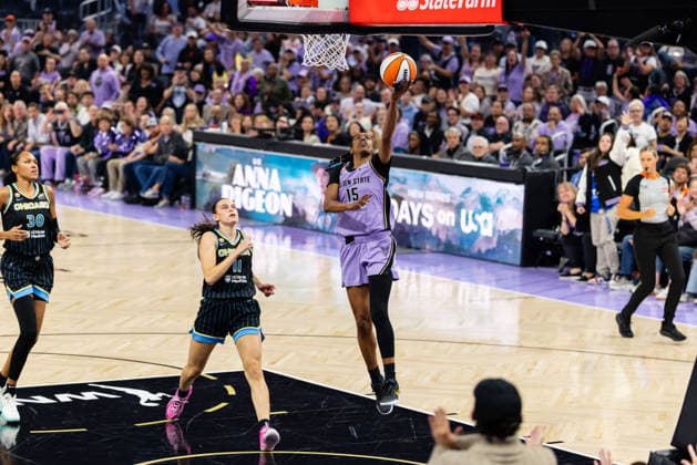SAN FRANCISCO, CA - AUGUST 12: Tiffany Hayes 15 of the Golden State Valkyries scores during a WNBA, Basketball Damen, USA game against the Chicago Sky on August 12, 2026 at Chase Center in San Francisco, CA. (Photo by Matthew Huang Icon Sportswire) WNBA: AUG 12 Chicago Sky at Golden State Valkyries EDITORIAL USE ONLY Icon260812003
