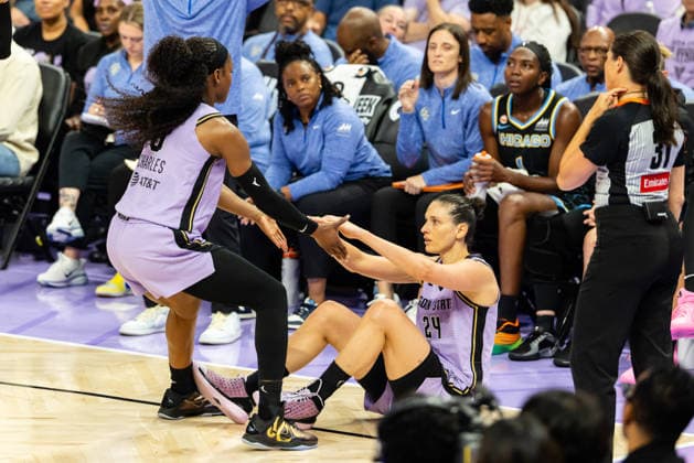 SAN FRANCISCO, CA - AUGUST 12: Kaila Charles 6 of the Golden State Valkyries helps Cecilia Zandalasini 24 of the Golden State Valkyries up during a WNBA, Basketball Damen, USA game against the Chicago Sky on August 12, 2026 at Chase Center in San Francisco, CA. (Photo by Matthew Huang Icon Sportswire) WNBA: AUG 12 Chicago Sky at Golden State Valkyries EDITORIAL USE ONLY Icon260812007
