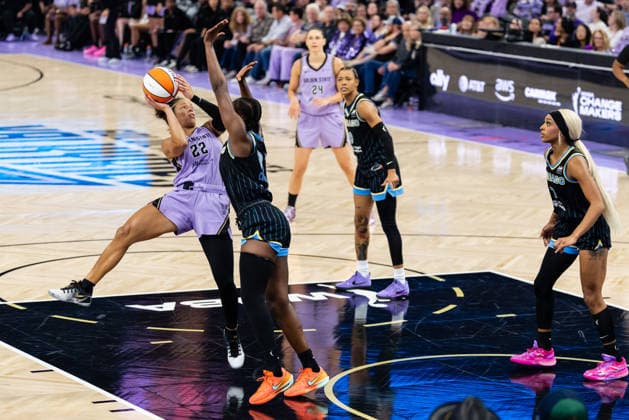 SAN FRANCISCO, CA - AUGUST 12: Veronica Burton 22 of the Golden State Valkyries scores during a WNBA, Basketball Damen, USA game against the Chicago Sky on August 12, 2026 at Chase Center in San Francisco, CA. (Photo by Matthew Huang Icon Sportswire) WNBA: AUG 12 Chicago Sky at Golden State Valkyries EDITORIAL USE ONLY Icon260812009