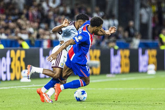Désiré Doué of Paris Saint-Germain (L) and Ian Maatsen of Aston Villa (R) fight for possession during the UEFA Super Cup Final match between Paris Saint-Germain and Aston Villa at Red Bull Arena, Salzburg, Wals-Siezenheim on August 12th,2026 (Photo by Joao Bravo Sports Press Photo)  Copyright: xJoaoxBravo SportsxPressxPhotox Sportspressphoto_SPR205339